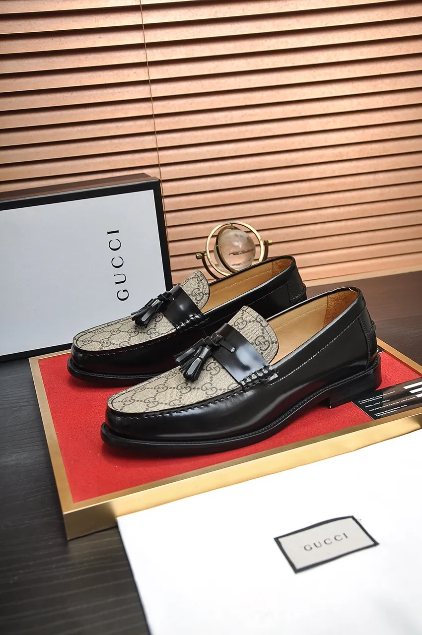 Men's shoes💰560💶Italy's top luxury men's shoe giant (GUCCI) (Gucci) (full cowhide lining) new arrival🍃Original European style🔰 Pleasant to the eye😍In order to make the shoes more durable and non-deformable🌀The production continues to follow traditional methods but there is still no lack of innovation💪Choose original sheepskin for the leather♻️ Smooth and natural And extra bright ⭐Made of imported cowhide, the first choice of rich people 38-45 (45 customized)